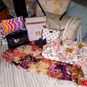 PURSES 👛  FROM NAME BRAND- GUESS. TO VICTORIA SECRET***